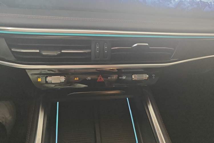 Used Ford Explorer 2023 EcoBoost 285 4x4 ST-LINE 6-Seater Audio And AC Panel