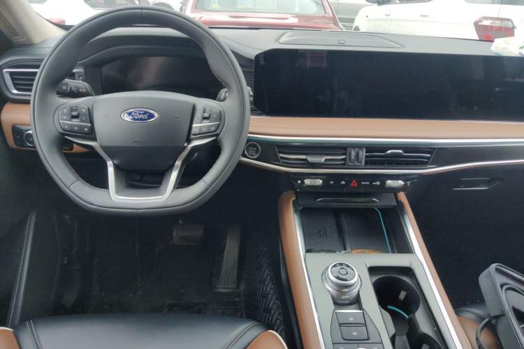 Used Ford Explorer 2023 EcoBoost 285 Four-Wheel Drive Titanium Edition 7-Seater Center Console