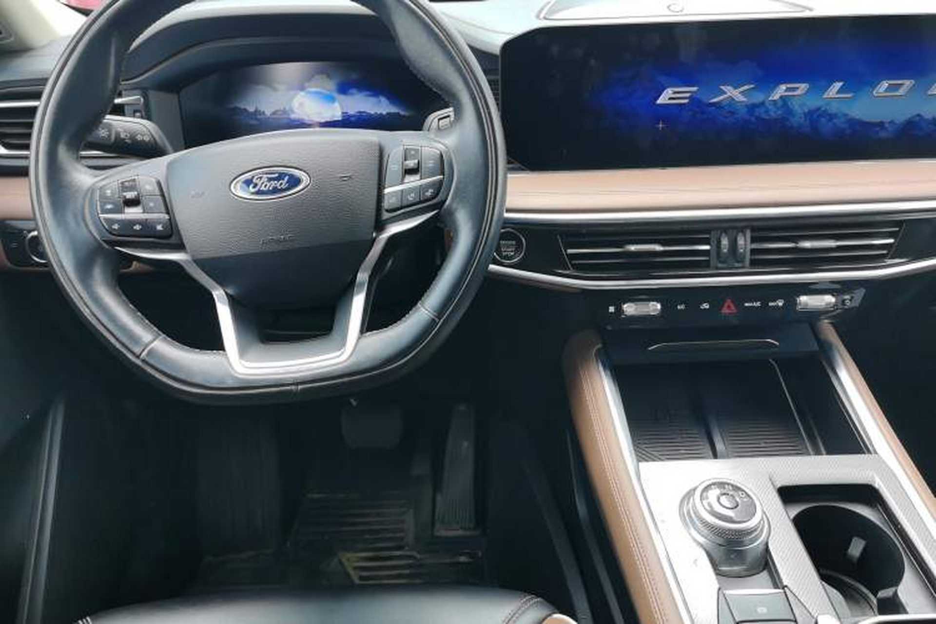 Used Ford Explorer 2023 EcoBoost 285 Four-Wheel Drive Titanium Edition 7-Seater Center Console