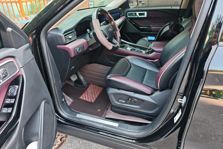 Used Ford Explorer 2023 EcoBoost 285 Four-Wheel Drive Titanium Edition 7-Seater Driver Seat