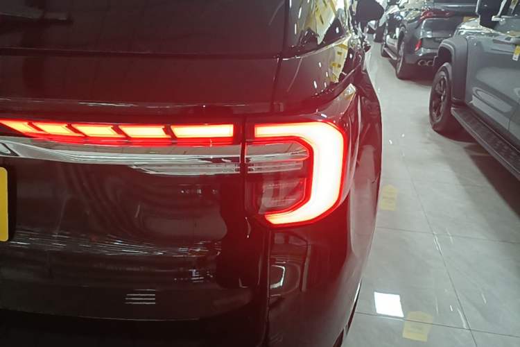 Used Ford Explorer 2023 EcoBoost 285 Four-Wheel Drive Titanium Edition 6 Seats Exterior 3