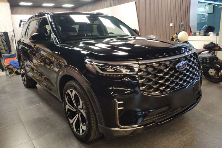 Used Ford Explorer 2023 EcoBoost 285 4x4 ST-LINE 6-Seater Front Right 45 Deg