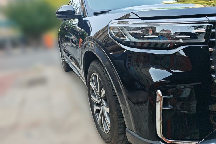 Used Ford Explorer 2023 EcoBoost 285 Four-Wheel Drive Titanium Edition 7-Seater Front Right 45 Deg
