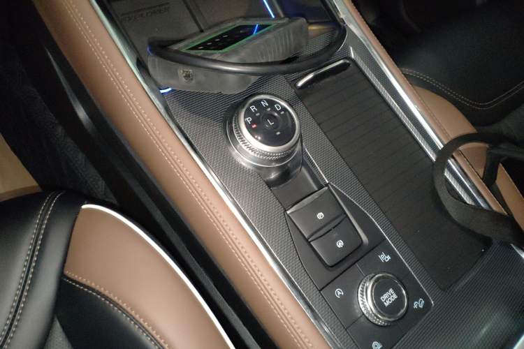 Used Ford Explorer 2023 EcoBoost 285 Four-Wheel Drive Titanium Edition 7-Seater Gear Lever