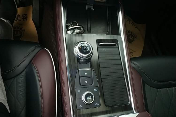 Used Ford Explorer 2023 EcoBoost 285 Four-Wheel Drive Titanium Edition 7-Seater Gear Lever