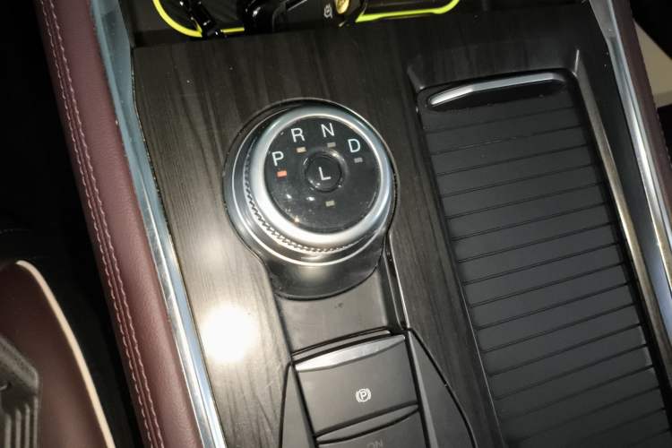 Used Ford Explorer 2023 EcoBoost 285 Four-Wheel Drive Titanium Edition 7-Seater Gear Lever