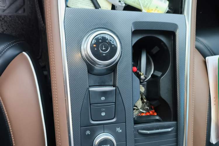 Used Ford Explorer 2023 EcoBoost 285 Four-Wheel Drive Titanium Edition 7-Seater Gear Lever