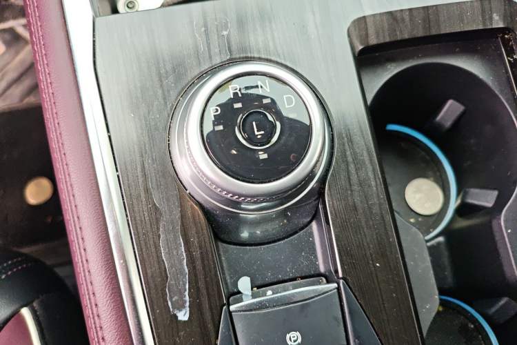 Used Ford Explorer 2023 EcoBoost 285 Four-Wheel Drive Titanium Edition 7-Seater Gear Lever