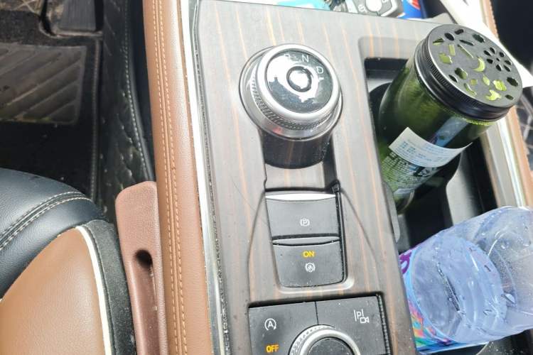 Used Ford Explorer 2023 EcoBoost 285 Four-Wheel Drive Titanium Edition 6 Seats Gear Lever