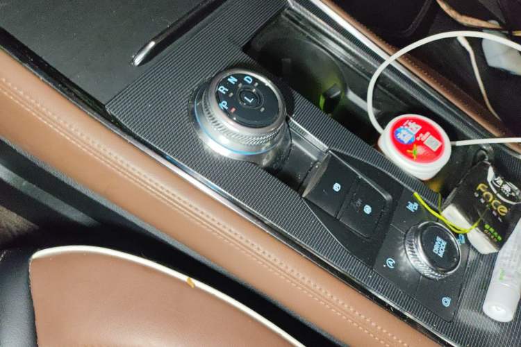 Used Ford Explorer 2023 EcoBoost 285 Four-Wheel Drive Titanium Edition 7-Seater Gear Lever