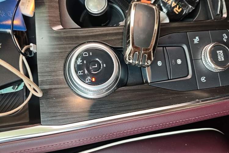 Used Ford Explorer 2023 EcoBoost 285 Four-Wheel Drive Titanium Edition 7-Seater Gear Lever