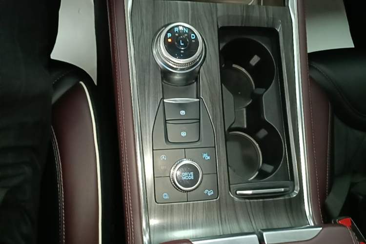 Used Ford Explorer 2023 EcoBoost 285 Four-Wheel Drive Titanium Edition 7-Seater Gear Lever