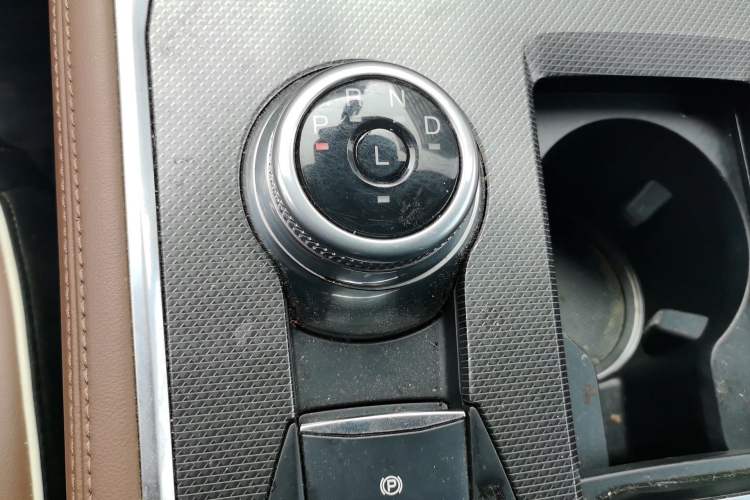 Used Ford Explorer 2023 EcoBoost 285 Four-Wheel Drive Titanium Edition 7-Seater Gear Lever