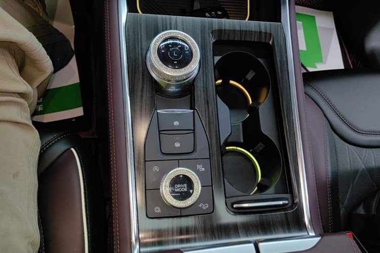 Used Ford Explorer 2023 EcoBoost 285 Four-Wheel Drive Titanium Edition 7-Seater Gear Lever