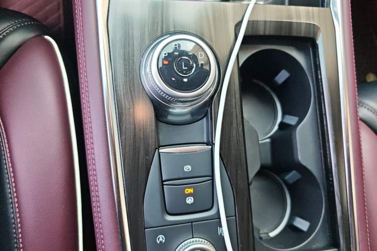Used Ford Explorer 2023 EcoBoost 285 Four-Wheel Drive Titanium Edition 7-Seater Gear Lever