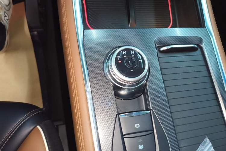 Used Ford Explorer 2023 EcoBoost 285 Four-Wheel Drive Titanium Edition 6 Seats Gear Lever
