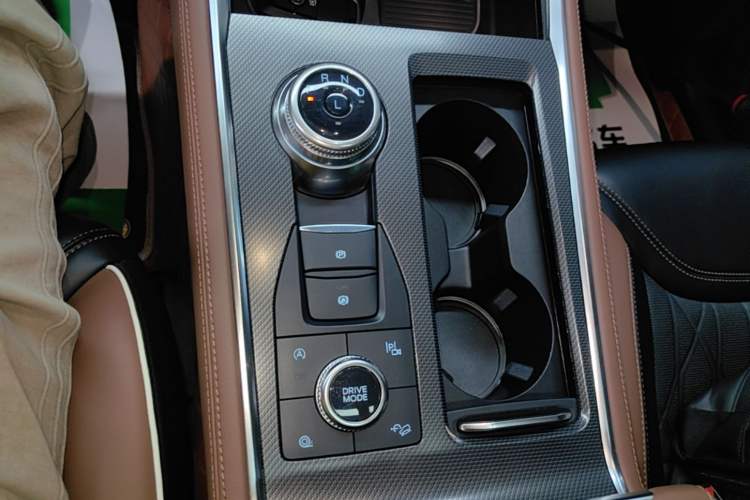 Used Ford Explorer 2023 EcoBoost 285 Four-Wheel Drive Titanium Edition 6 Seats Gear Lever