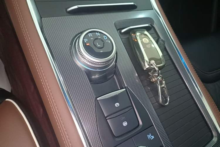Used Ford Explorer 2023 EcoBoost 285 Four-Wheel Drive Titanium Edition 6 Seats Gear Lever