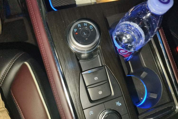 Used Ford Explorer 2023 EcoBoost 285 Four-Wheel Drive Titanium Edition 7-Seater Gear Lever
