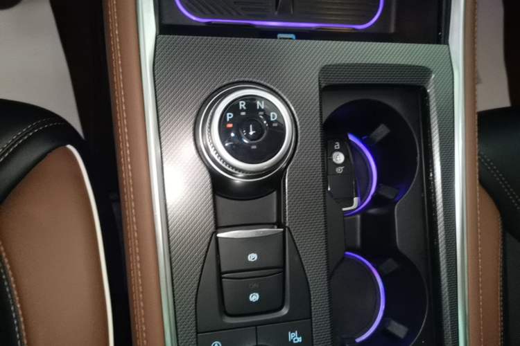 Used Ford Explorer 2023 EcoBoost 285 Four-Wheel Drive Titanium Edition 7-Seater Gear Lever