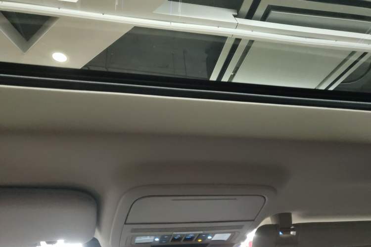 Used Ford Explorer 2023 EcoBoost 285 Four-Wheel Drive Titanium Edition 7-Seater Headliner