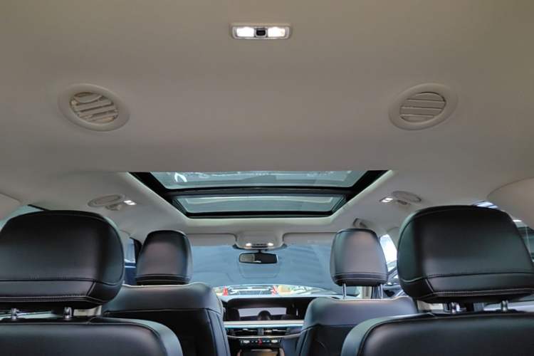 Used Ford Explorer 2023 EcoBoost 285 Four-Wheel Drive Titanium Edition 6 Seats Headliner