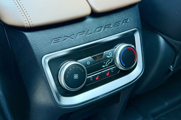 Used Ford Explorer 2023 EcoBoost 285 Four-Wheel Drive Titanium Edition 7-Seater Interior 10