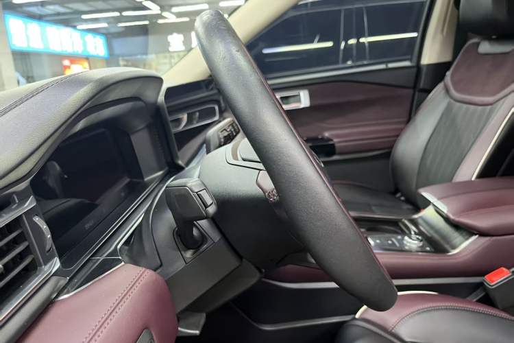 Used Ford Explorer 2023 EcoBoost 285 Four-Wheel Drive Titanium Edition 6 Seats Interior 2