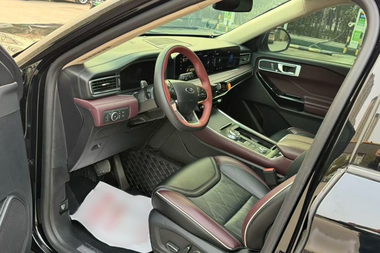Used Ford Explorer 2023 EcoBoost 285 Four-Wheel Drive Titanium Edition 7-Seater Interior 2