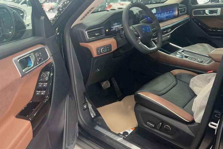 Used Ford Explorer 2023 EcoBoost 285 Four-Wheel Drive Titanium Edition 7-Seater Interior 2