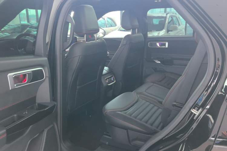 Used Ford Explorer 2023 EcoBoost 285 4x4 ST-LINE 7-Seater Interior 2