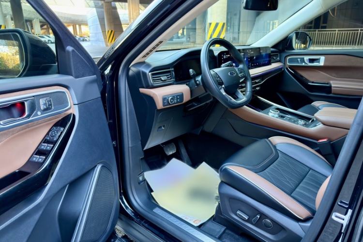 Used Ford Explorer 2023 EcoBoost 285 Four-Wheel Drive Titanium Edition 7-Seater Interior 2