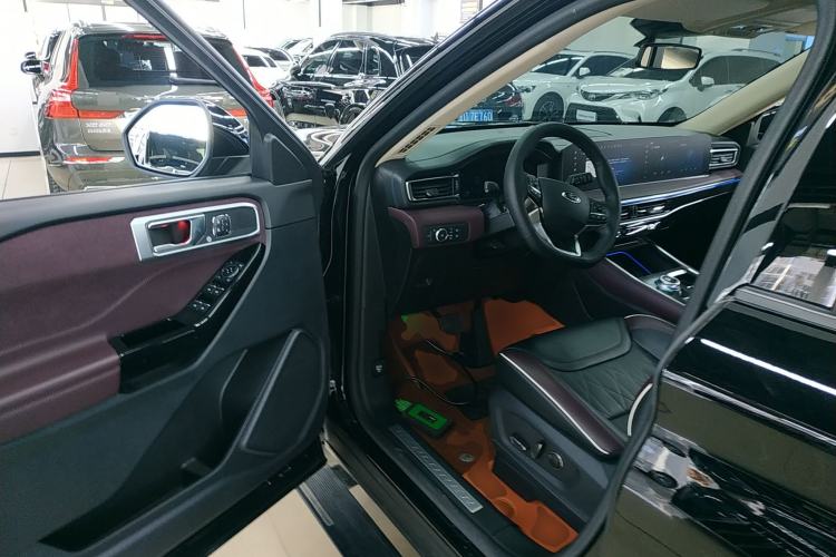 Used Ford Explorer 2023 EcoBoost 285 Four-Wheel Drive Titanium Edition 7-Seater Interior 3