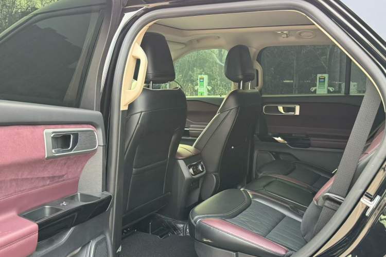 Used Ford Explorer 2023 EcoBoost 285 Four-Wheel Drive Titanium Edition 7-Seater Interior 3
