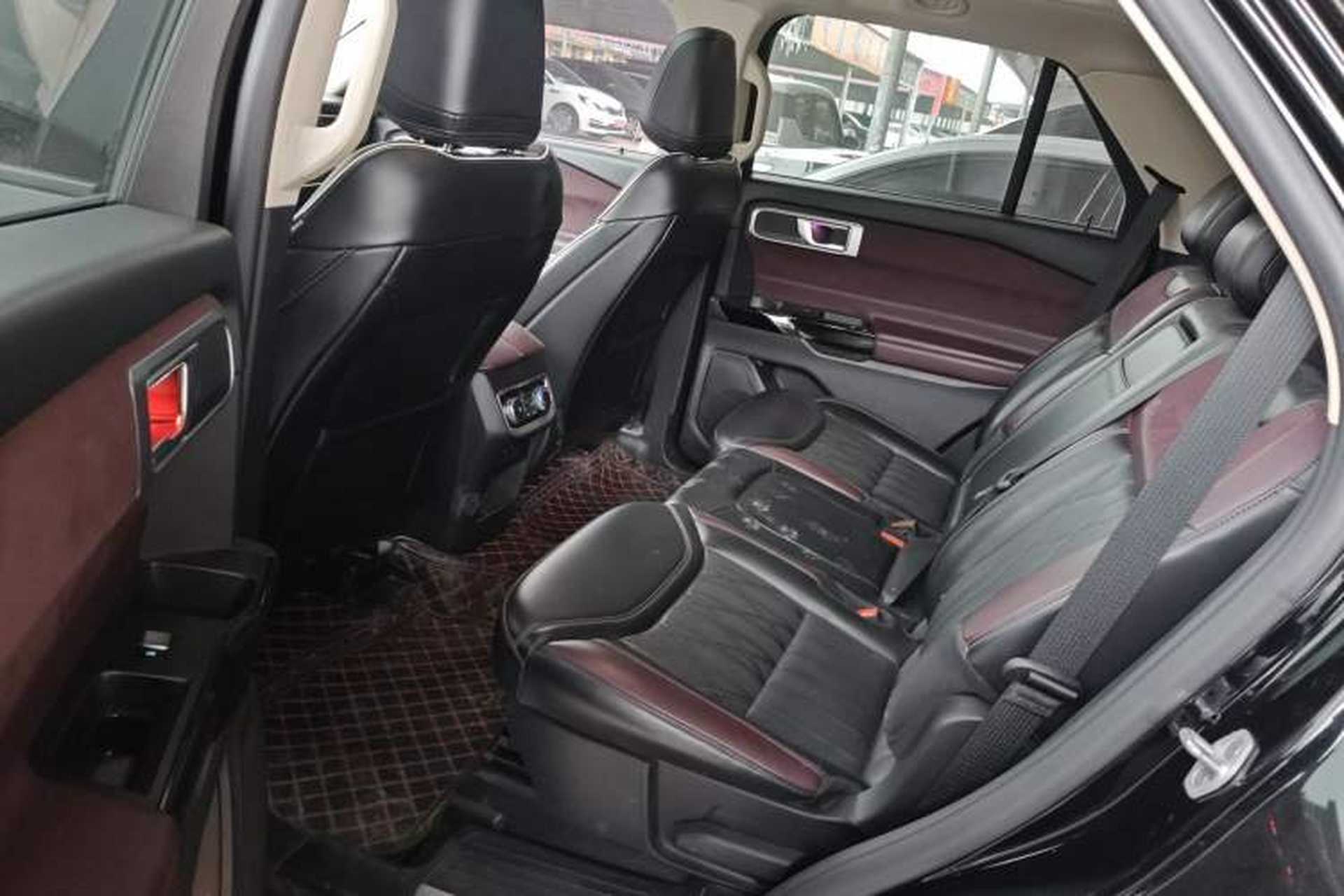 Used Ford Explorer 2023 EcoBoost 285 Four-Wheel Drive Titanium Edition 7-Seater Interior 4