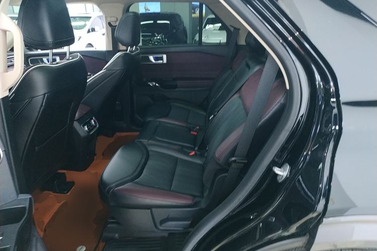 Used Ford Explorer 2023 EcoBoost 285 Four-Wheel Drive Titanium Edition 7-Seater Interior 4
