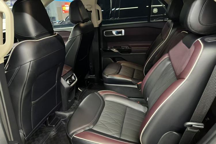Used Ford Explorer 2023 EcoBoost 285 Four-Wheel Drive Titanium Edition 6 Seats Interior 4