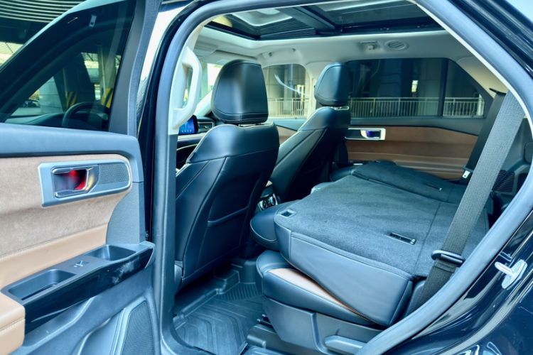 Used Ford Explorer 2023 EcoBoost 285 Four-Wheel Drive Titanium Edition 7-Seater Interior 4