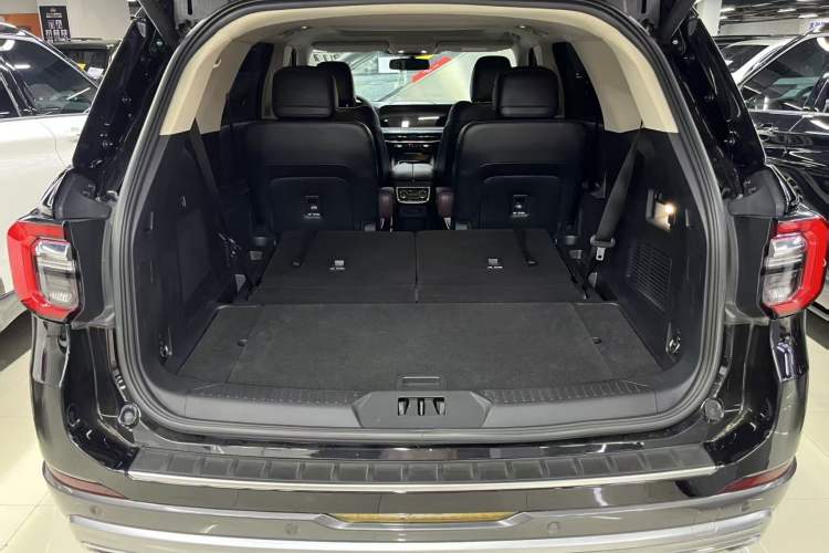 Used Ford Explorer 2023 EcoBoost 285 Four-Wheel Drive Titanium Edition 6 Seats Interior 5