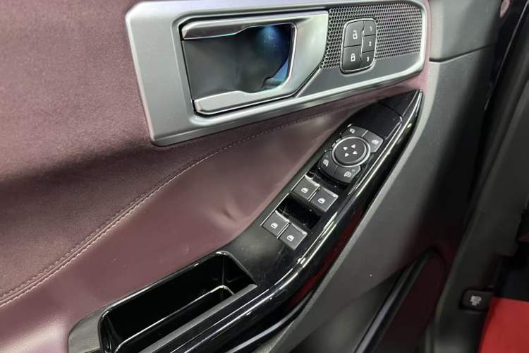 Used Ford Explorer 2023 EcoBoost 285 Four-Wheel Drive Titanium Edition 6 Seats Interior 6