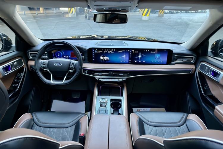 Used Ford Explorer 2023 EcoBoost 285 Four-Wheel Drive Titanium Edition 7-Seater Interior 6