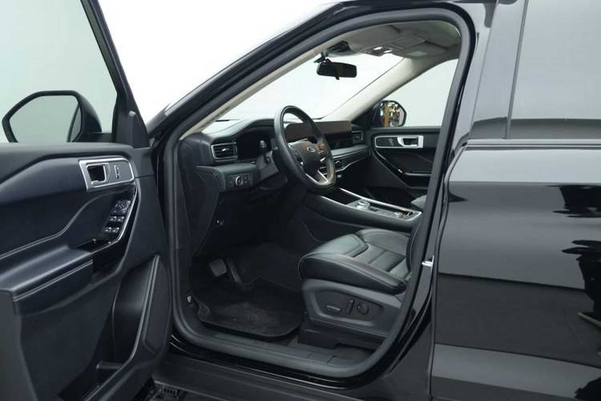 Used Ford Explorer 2023 EcoBoost 285 Four-Wheel Drive Stylish Plus Version 7 Seats Interior 6