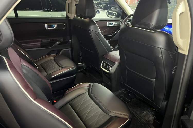 Used Ford Explorer 2023 EcoBoost 285 Four-Wheel Drive Titanium Edition 6 Seats Interior 7