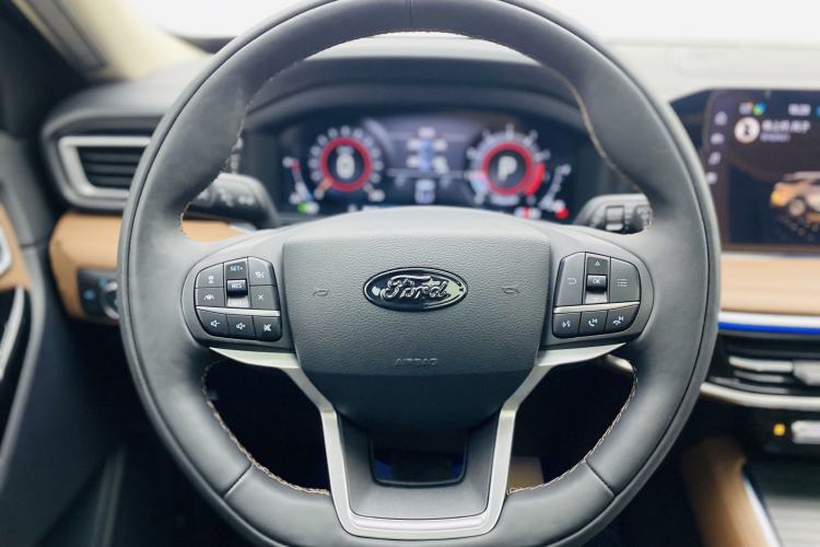 Used Ford Explorer 2023 EcoBoost 285 Four-Wheel Drive Titanium Edition 7-Seater Interior 9