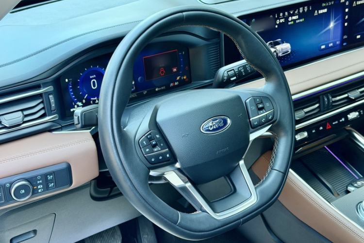 Used Ford Explorer 2023 EcoBoost 285 Four-Wheel Drive Titanium Edition 7-Seater Interior 9