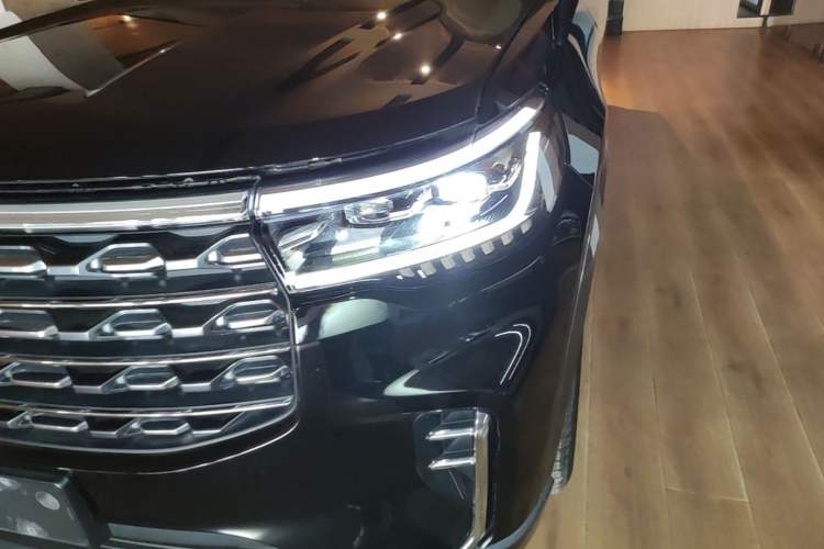Used Ford Explorer 2023 EcoBoost 285 4x4 Trend Plus Edition 6 Seats Left Front Headlight