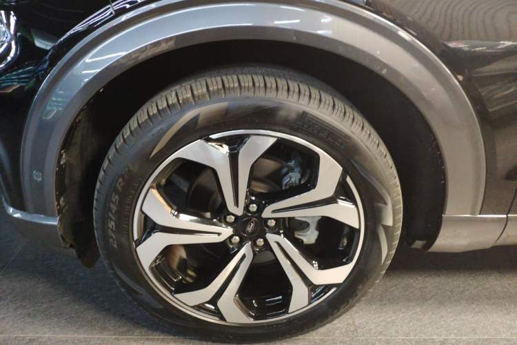 Used Ford Explorer 2023 EcoBoost 285 4x4 ST-LINE 6-Seater Left Front Wheel Hub