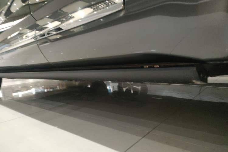 Used Ford Explorer 2023 EcoBoost 285 Four-Wheel Drive Titanium Edition 7-Seater Left Side Sill
