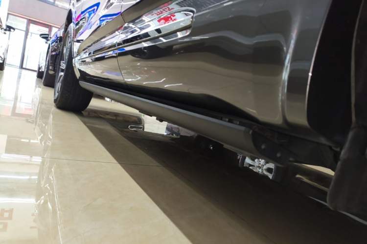 Used Ford Explorer 2023 EcoBoost 285 Four-Wheel Drive Titanium Edition 6 Seats Left Side Sill