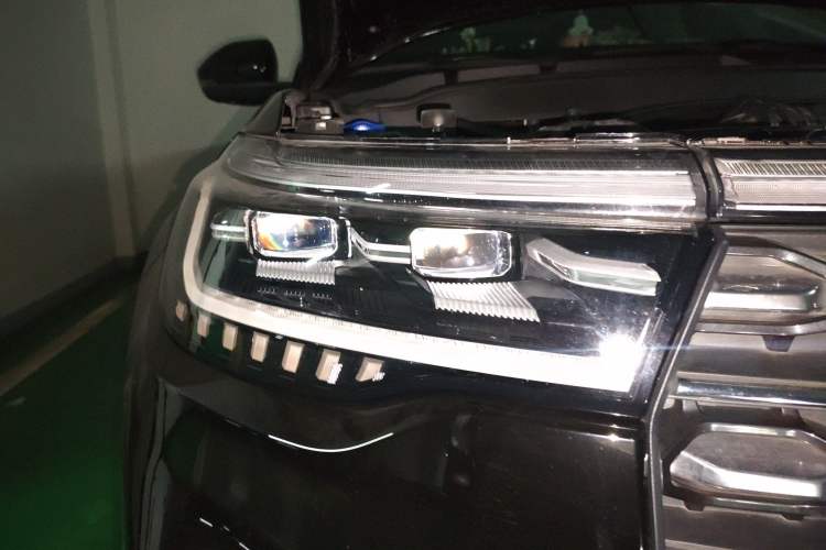 Used Ford Explorer 2023 EcoBoost 285 Four-Wheel Drive Titanium Edition 6 Seats Right Front Headlight